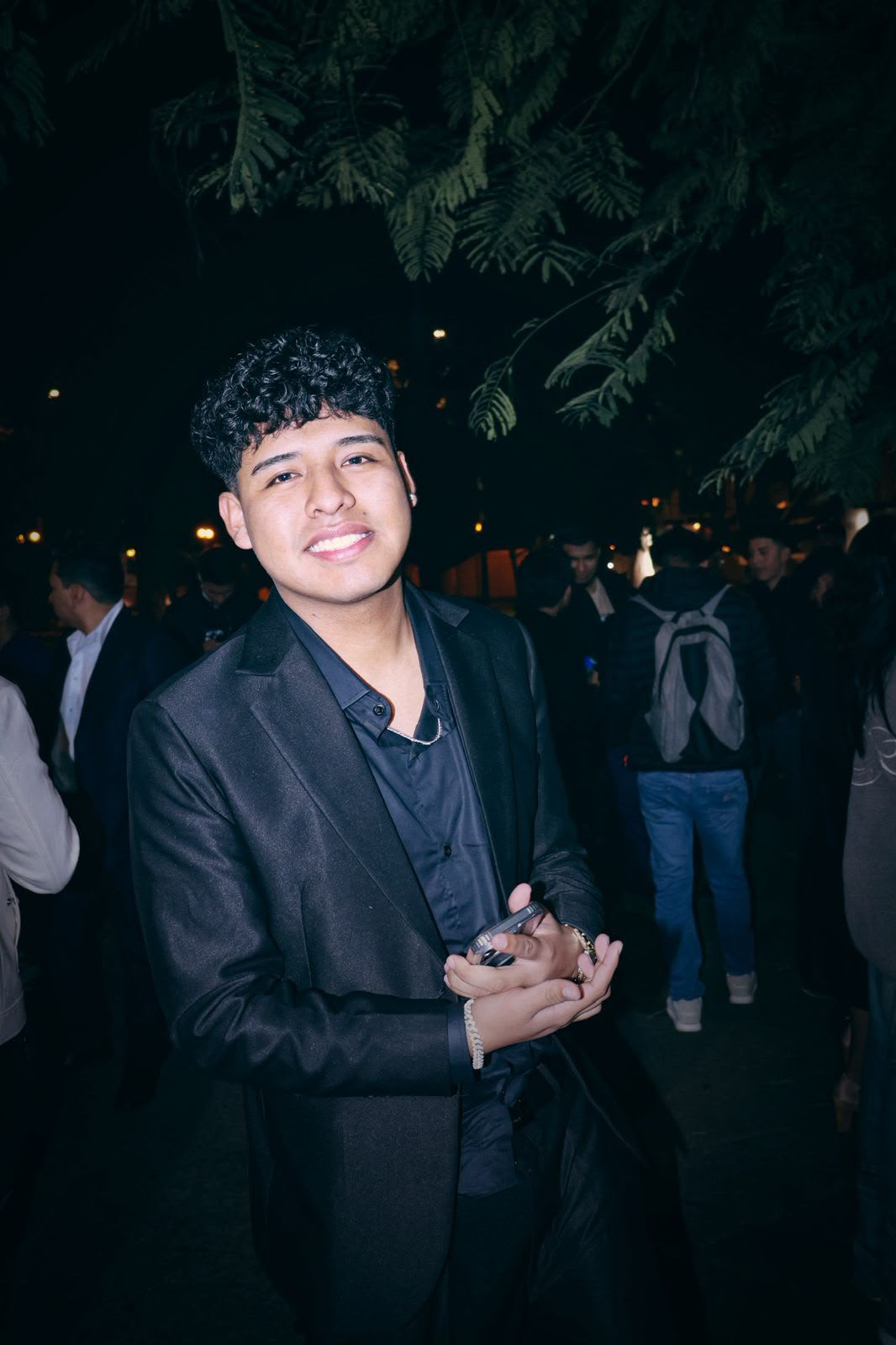 Rubén Alexander con saco negro en un evento